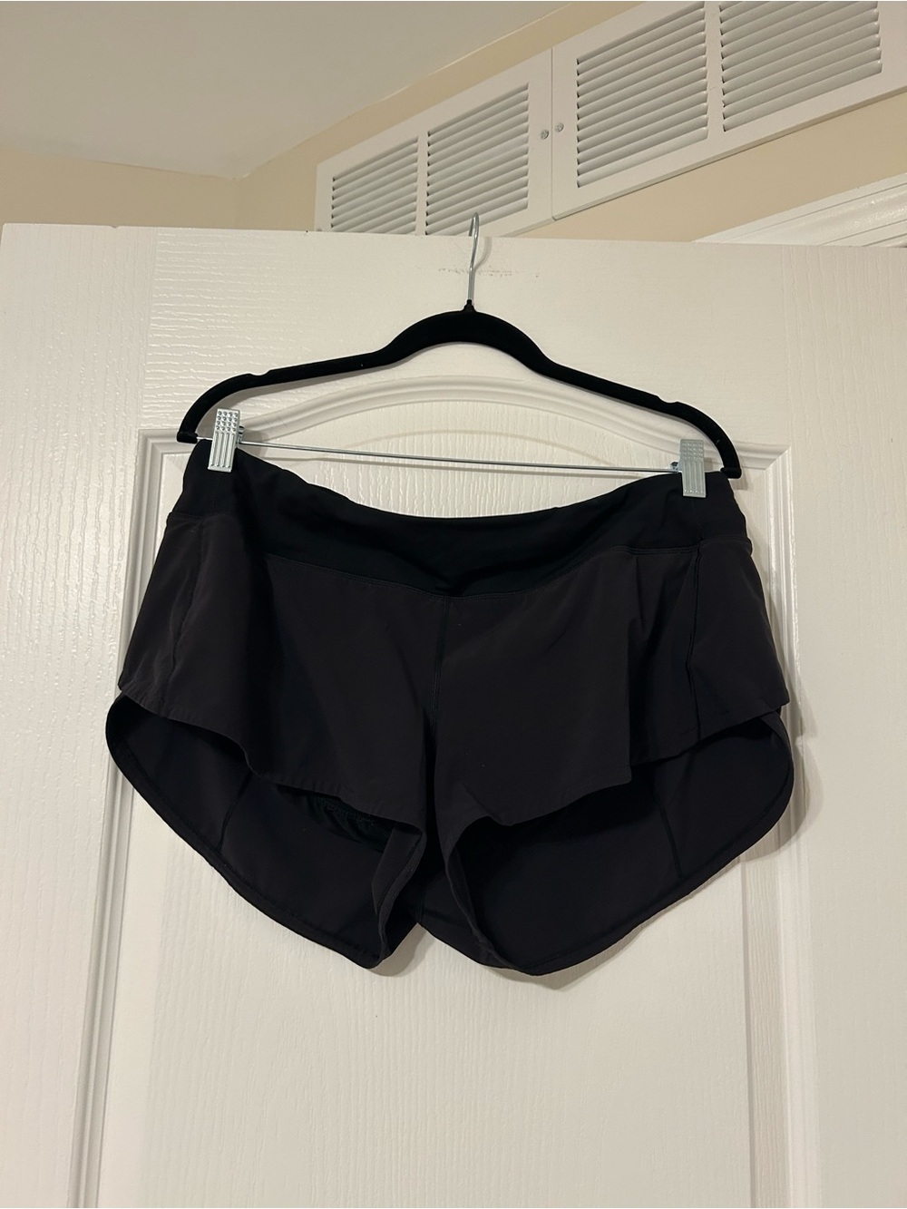 Lululemon speed up low rise 2.5” shorts